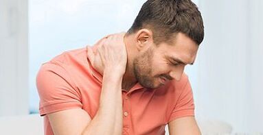 درد در گردن یک مرد با استئوکندروز گردنی
