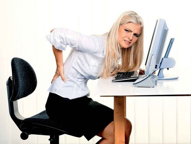 دختر کمر درد دارد